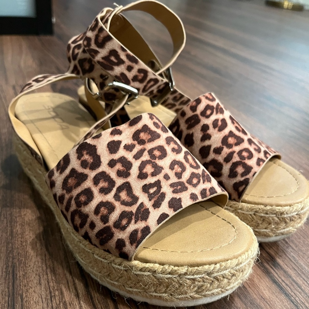 Leopard print raffia sandals